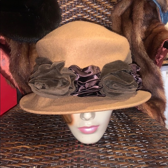 🌟🦅🦁Vintage Wool with Velvet flower details